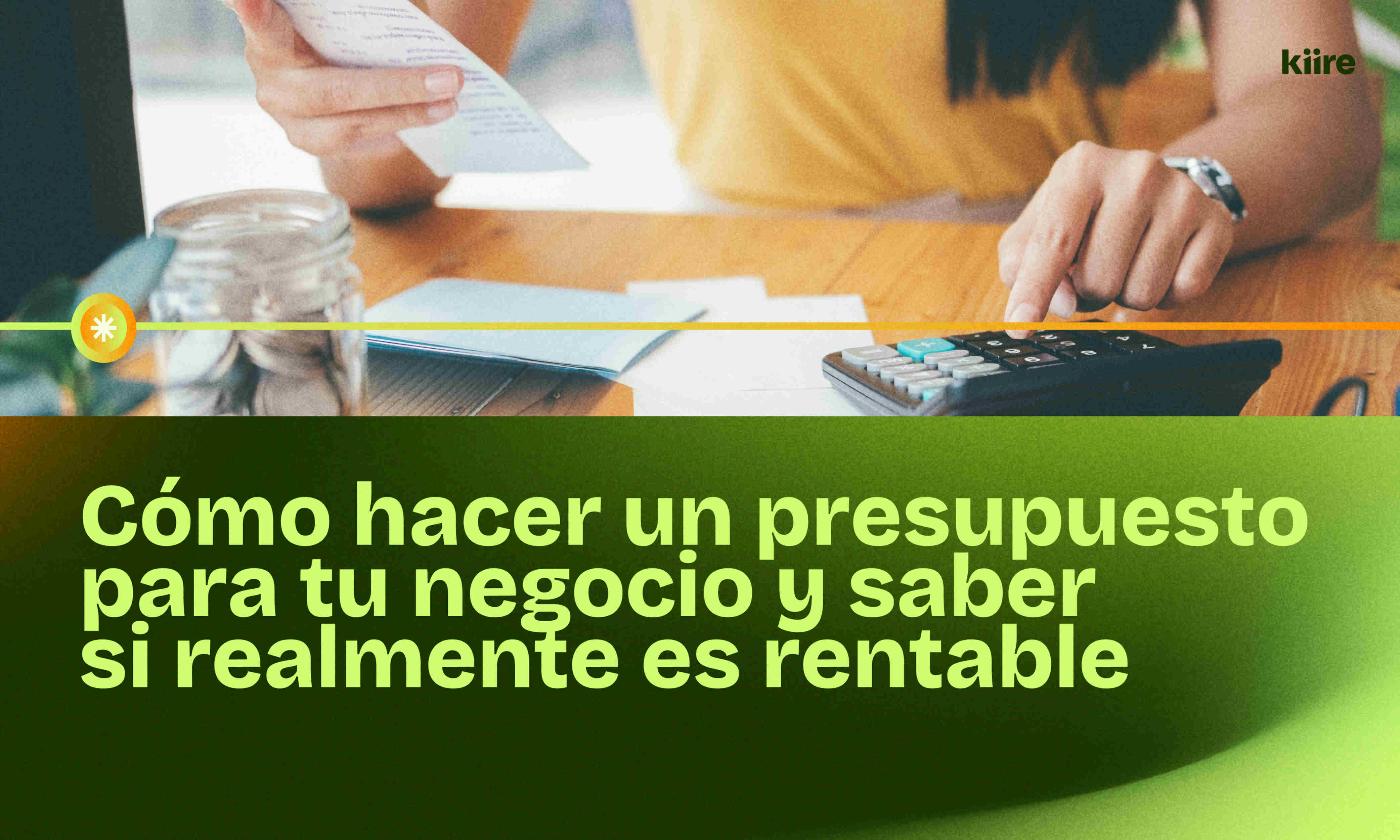 Persona usando calculadora y revisando recibos junto al título del artículo