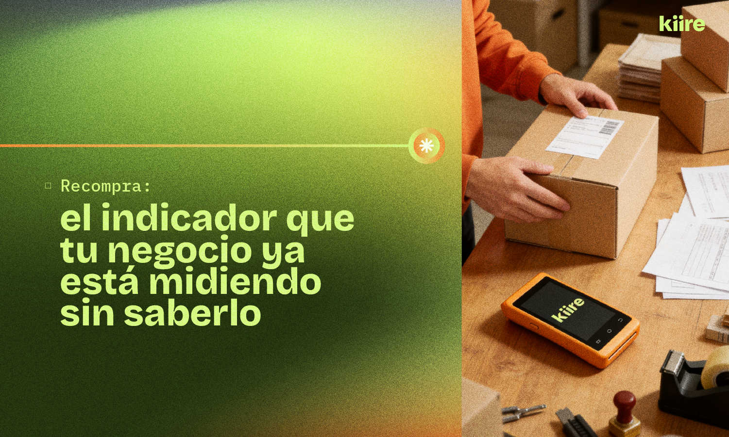 Manos organizando una caja de pedido junto a un datáfono Kiire y el título del artículo sobre recompra.