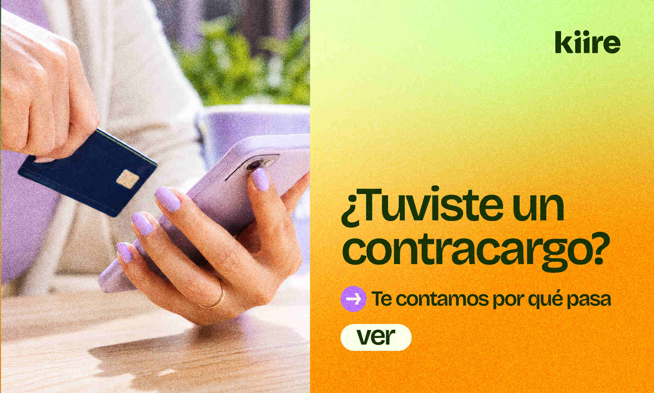 Persona sosteniendo una tarjeta de crédito junto a un celular, acompañado del título: ¿Tuviste un contracargo? Te contamos por qué pasa.