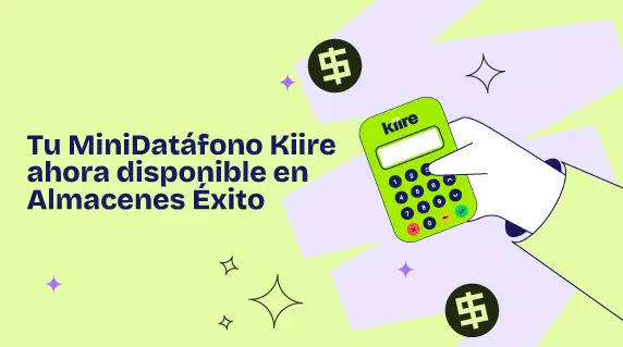 Ilustración de una mano sosteniendo un minidatáfono verde junto al título: Tu MiniDatáfono Kiire ahora disponible en Almacenes Éxito.