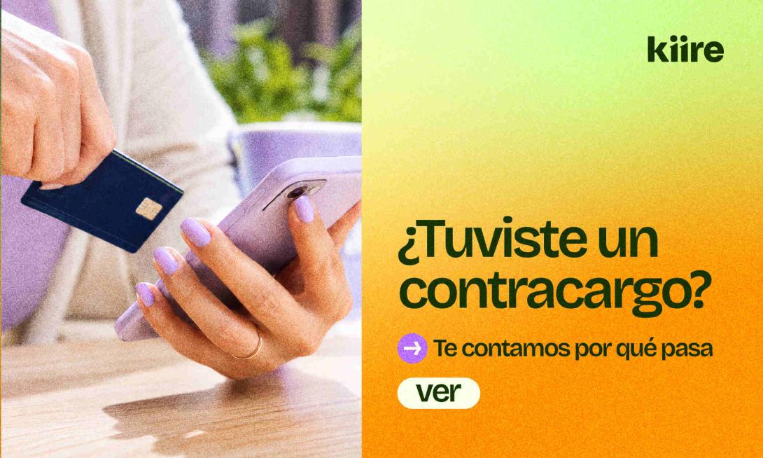 Persona sosteniendo una tarjeta de crédito junto a un celular, acompañado del título: ¿Tuviste un contracargo? Te contamos por qué pasa.